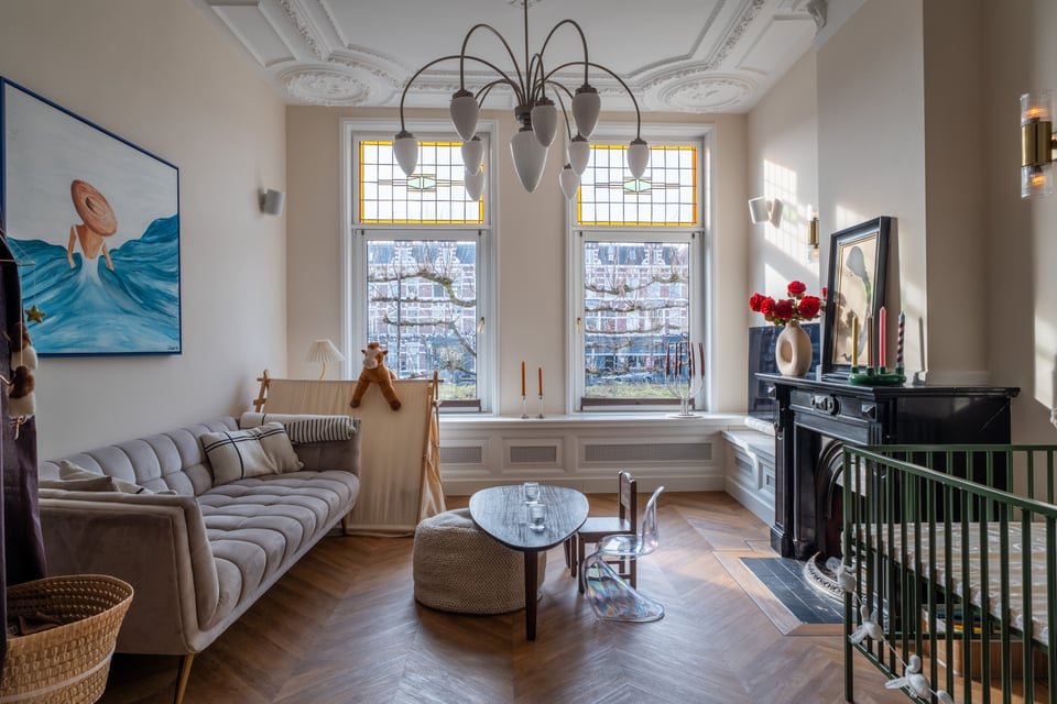 Klassiek interieur met stucwerk en glas-in-lood
