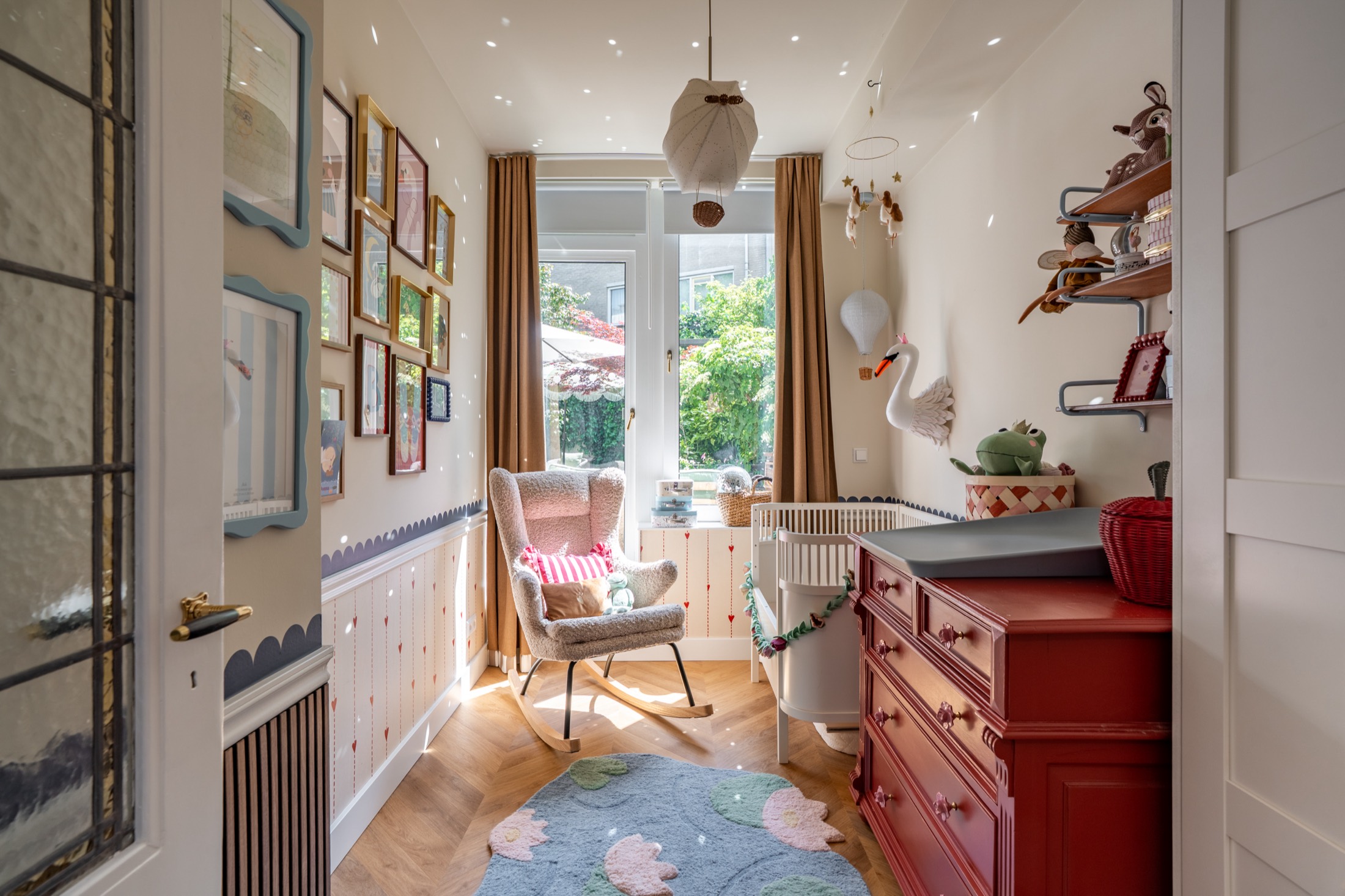 Kinderkamer 1 met galerijwand en zacht licht