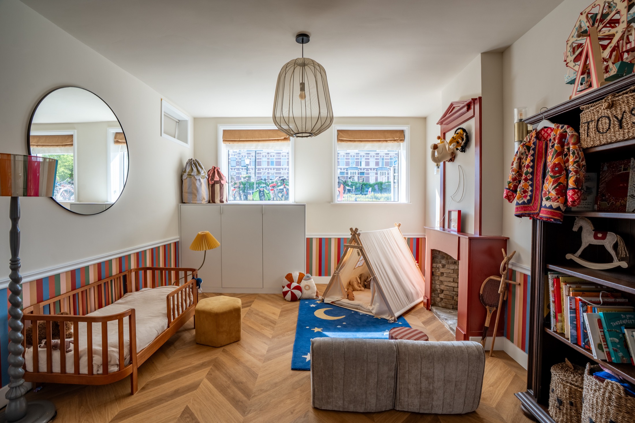 Kinderkamer 2 met tipi en gestreepte lambrisering